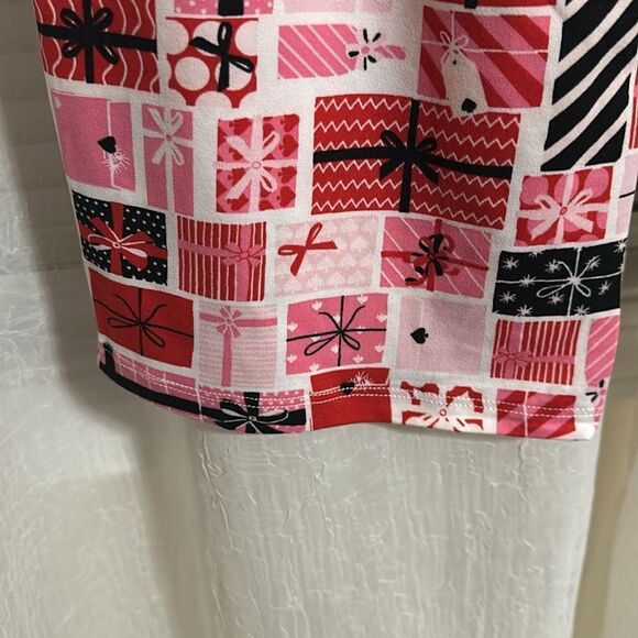 kate spade Red Black White Multi Christmas Holiday Gifts Notched Collar PJ Set - Picture 11 of 13